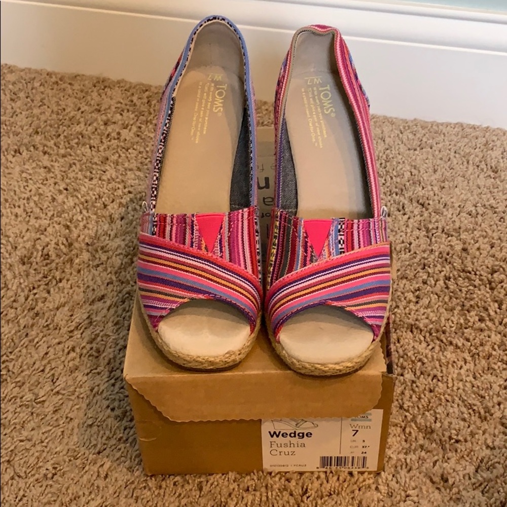 Toms Fushia Cruz wedges